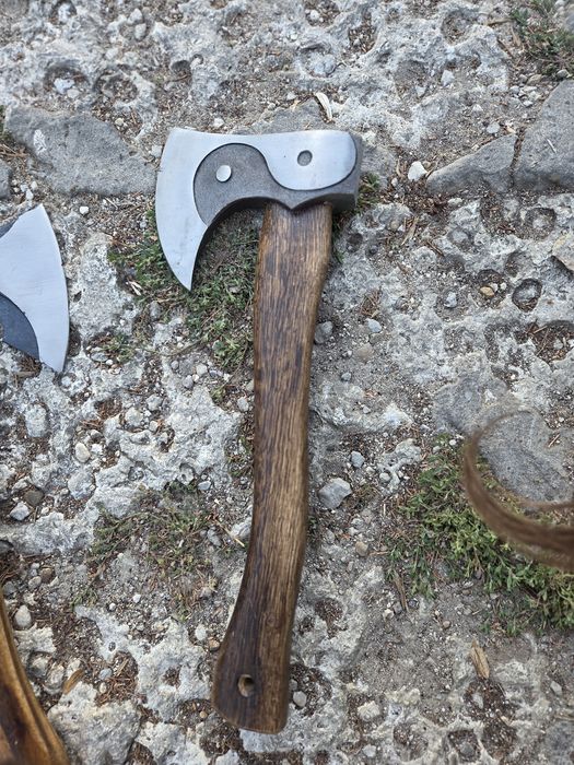 „Уникални брадви за колекционери и ценители“