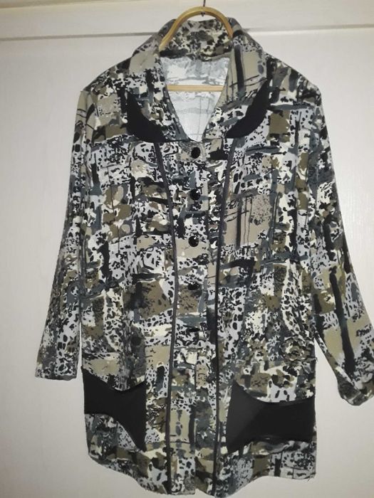 Костюмы женские 50-56 размеров плотные с юбками и легкие.