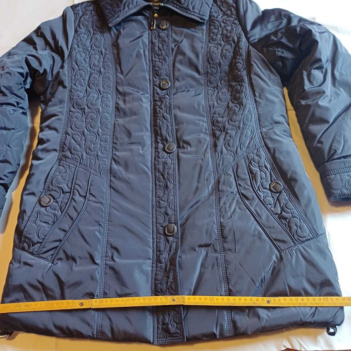 Зимно дамско яке тъмно лилав цвят с подвижна гугла.