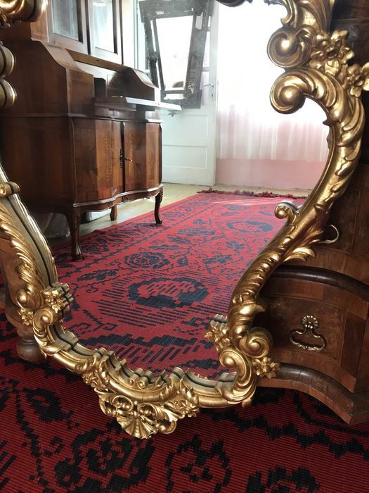 Oglindā EMPIRE auritā