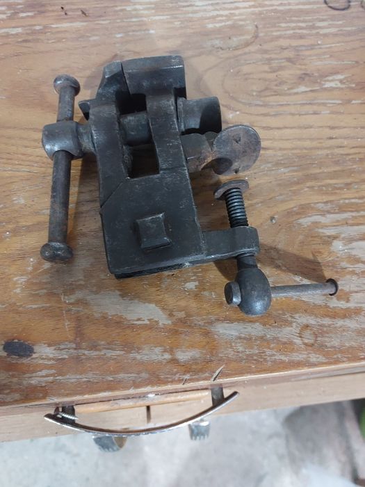 Vând menghina pt banc