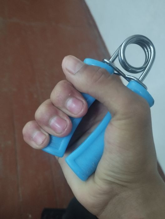 Подставлять телефон  и  играть в пубг в родные игры