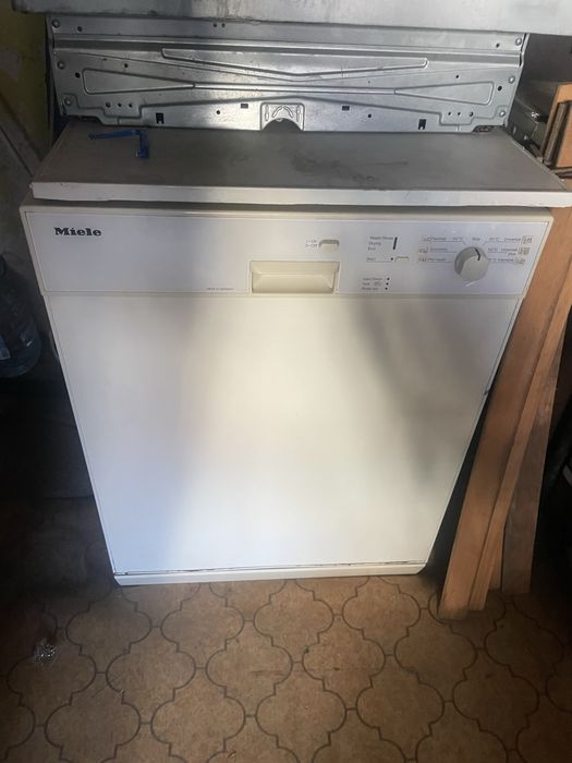 Sadomialna 60sm Miele .     Indesit   .         Whirlpool.