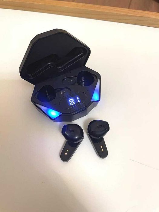 TWS Безжични Стерео Слушалки с LED дисплей