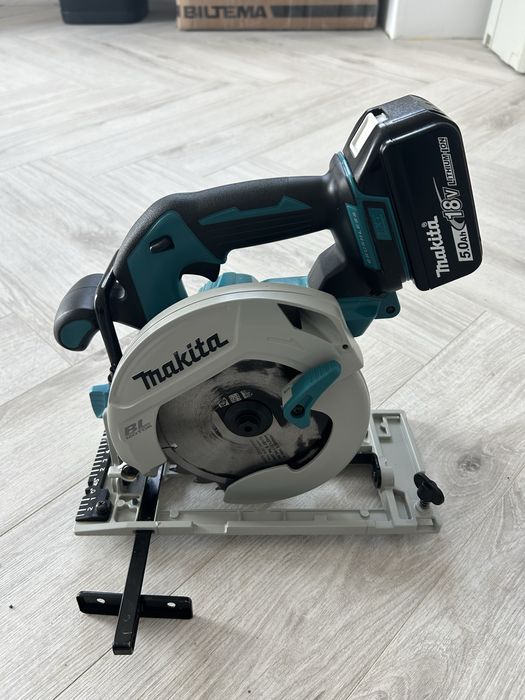 Makita DHS 680 circular de mana
