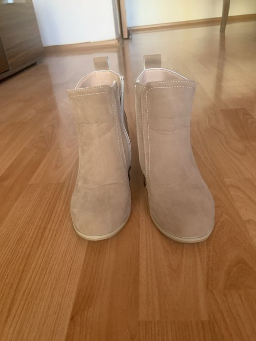 Продавам боти на токчета