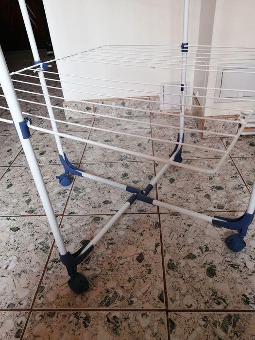 Uscător rufe vertical pliabil, cu suport umerașe, rotile blocabile