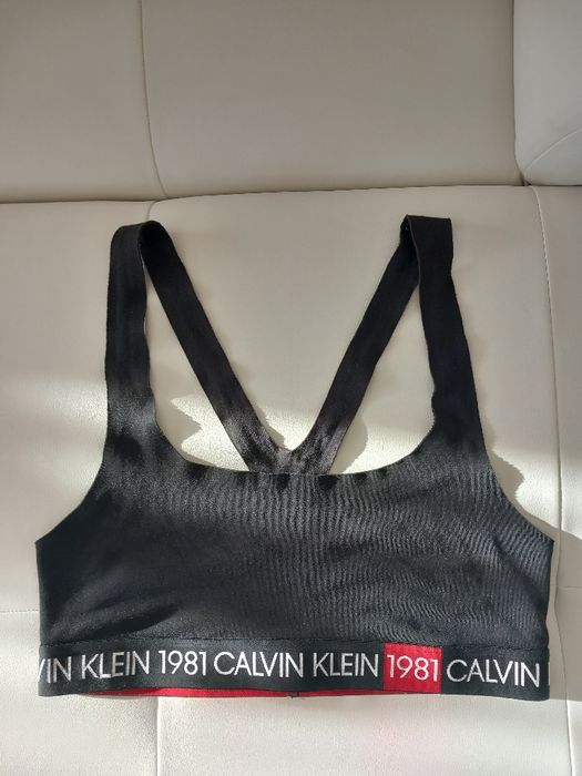 Vând top fete,fitness, fashion, de firma, produs de calitate,original.