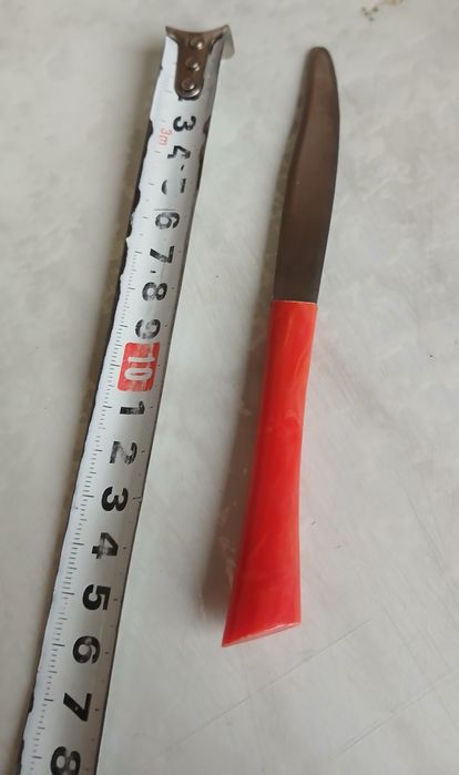 Продаю сувенирные ножи ,6 штук на металлической  подстовке