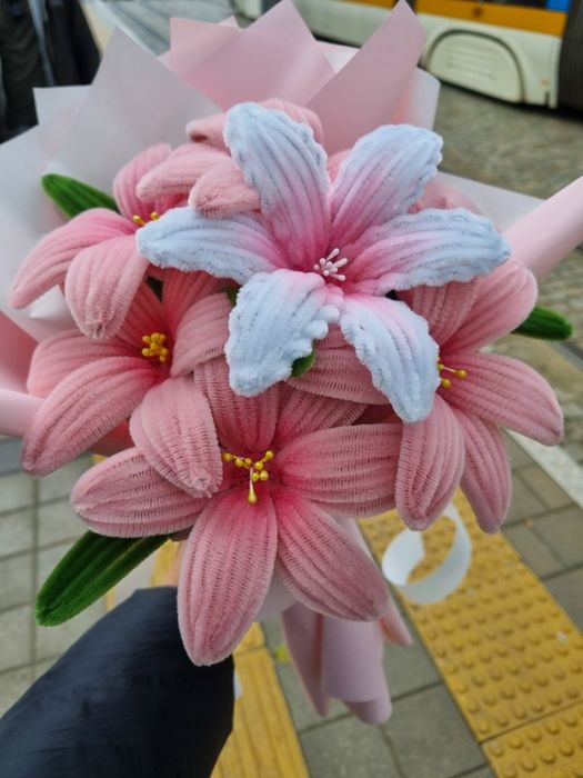 Нежен букет с ръчно изработени изкуствени цветя