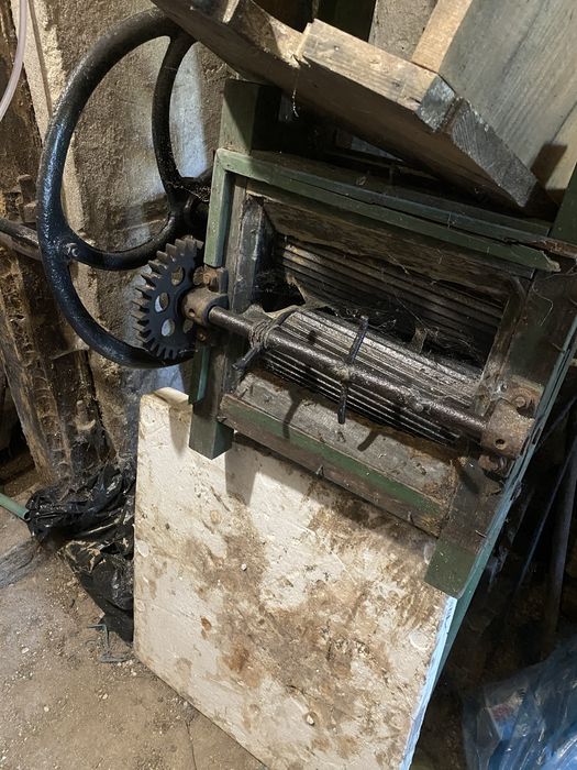 Zdrobitor manual și presă veche de struguri – peste 50 de ani