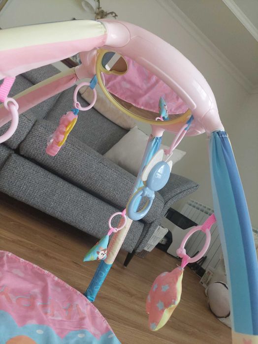 Активна гимнастика с музика и светлини за момиче