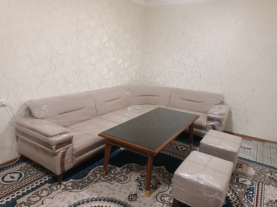 Гостиние уголок столи билан!