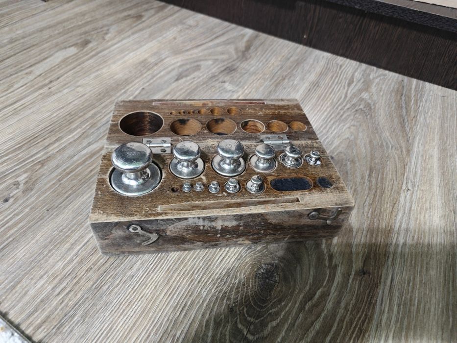 Продам стариные набор гирь