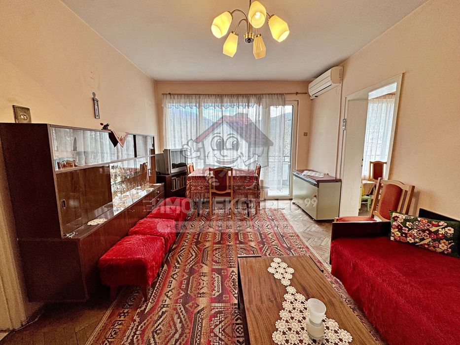 Двустаен апартамент, с изба, панорамна гледка, в центъра на Асеновград