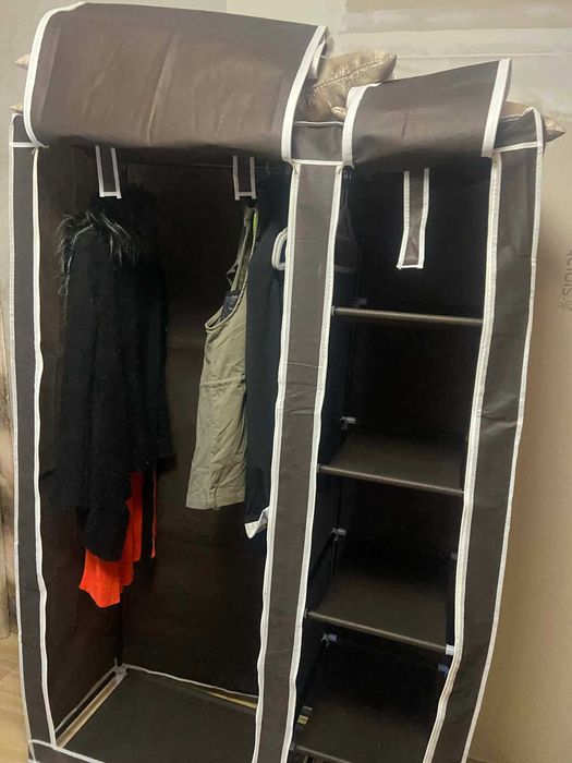 Продавам платнен гардероб