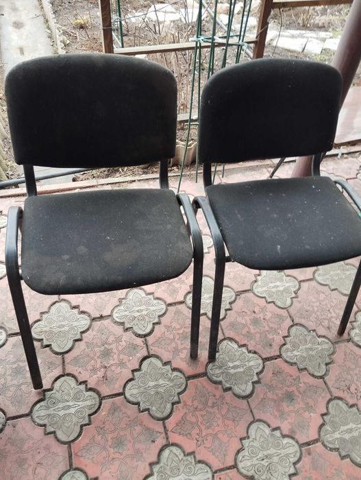 Стулья офисные два