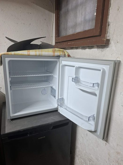 Продавам  мини хладилник