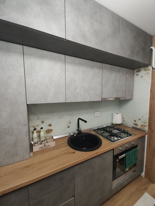 Sticla  printata montata intre corpurile de bucatarie