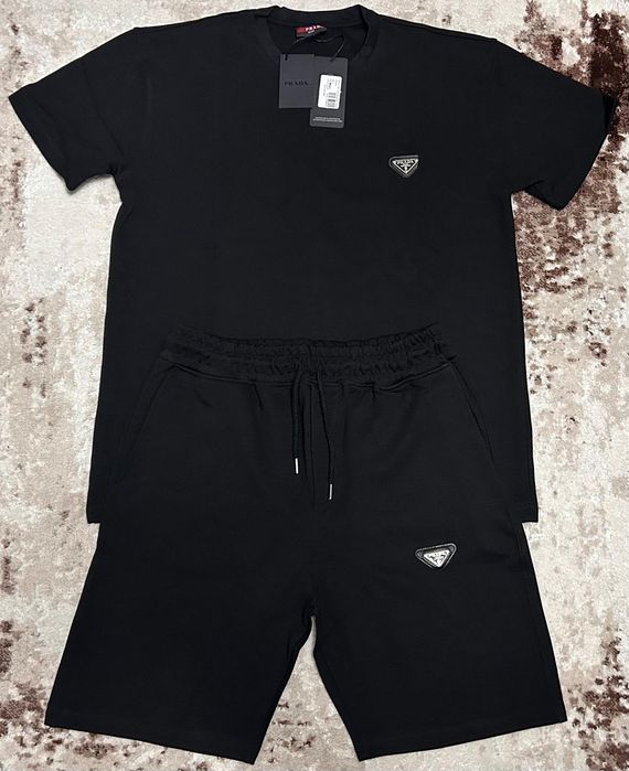 Vând compleu nou de bărbați Prada