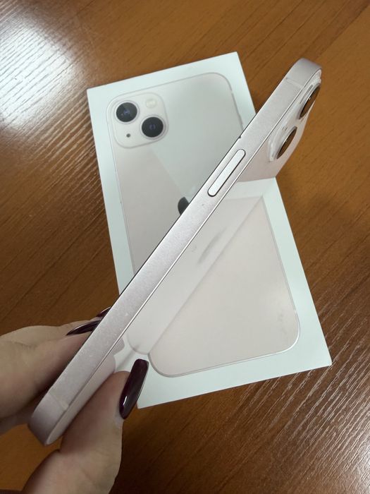 iPhone 13 в розовом цвете