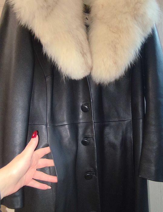 Дълго черно кожено манто с яка от бяла лисица