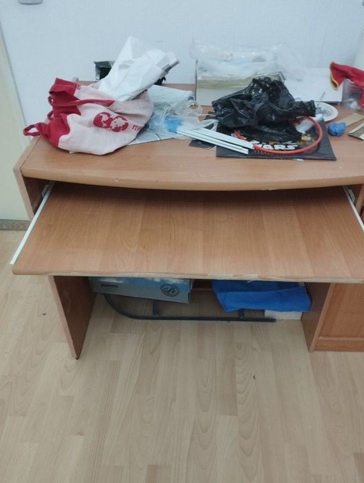 Отдам  стол и шкаф стеллаж