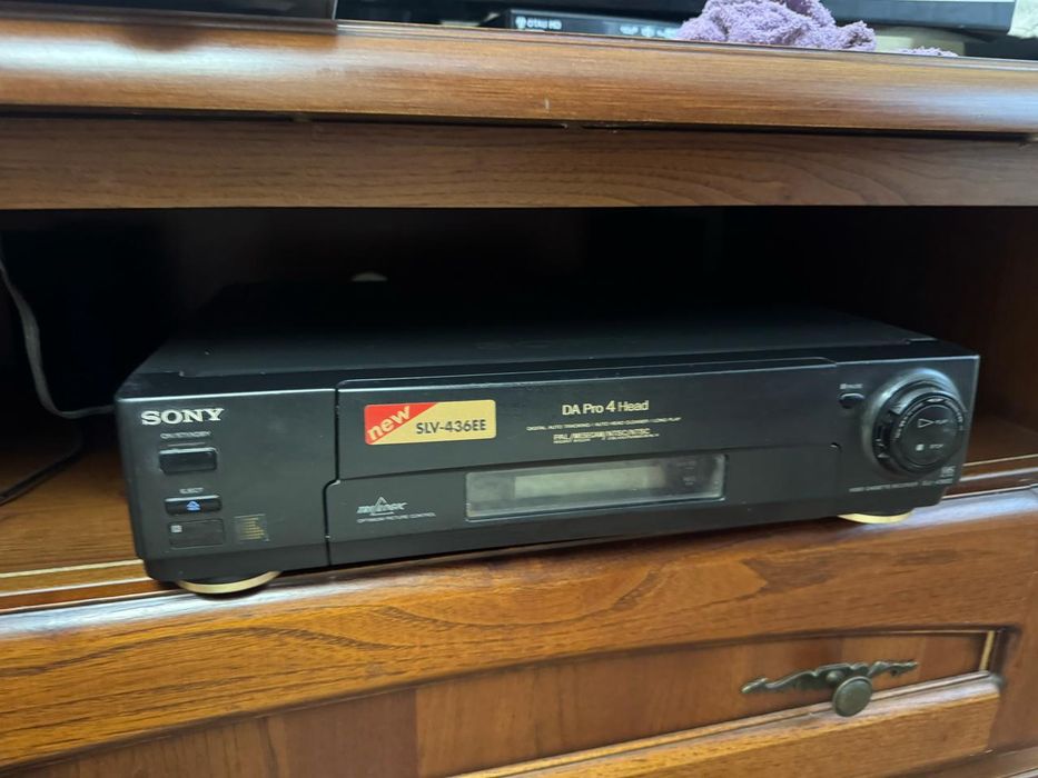 Видеомагнитофон и DVD плеер по 10000