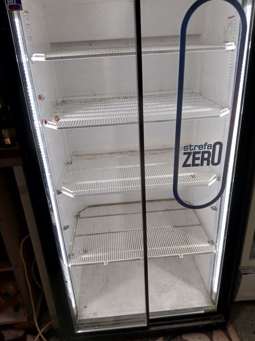 Vând vitrină frigorifică verticală dublă în perfectă stare tehnic și estetic
