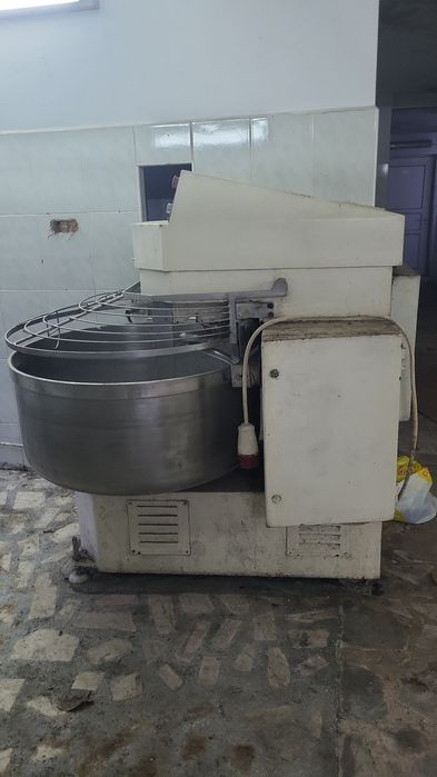 Malaxor 325 kg mai multe detl telf ,dețin si alte utilaje brutarie!