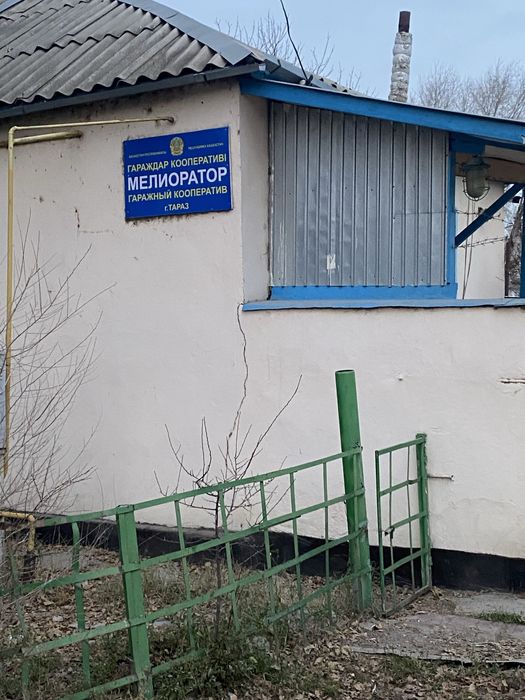 Гараж с большой ямой.