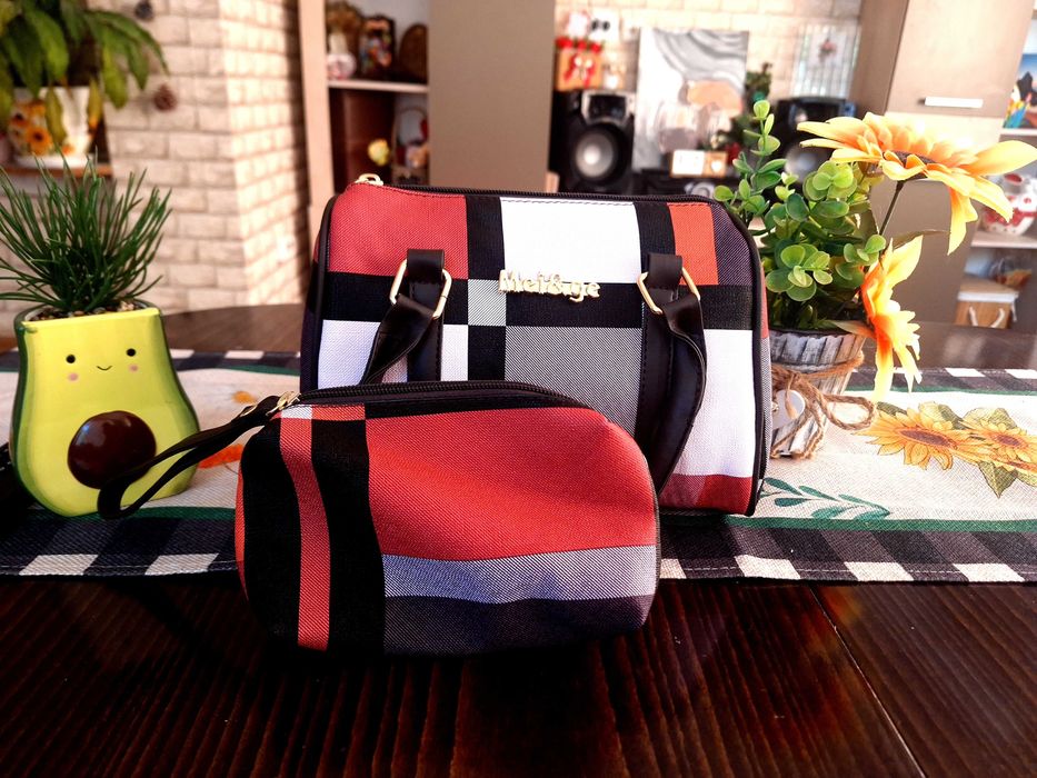 Средна чанта с подарък