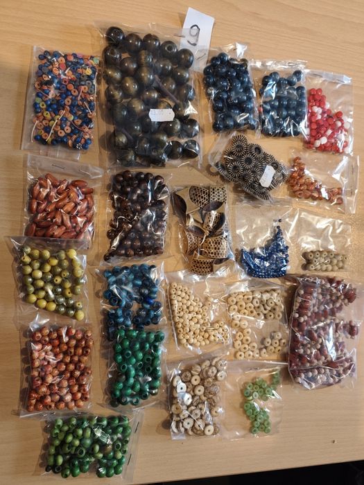 Мъниста и материали за мартеници