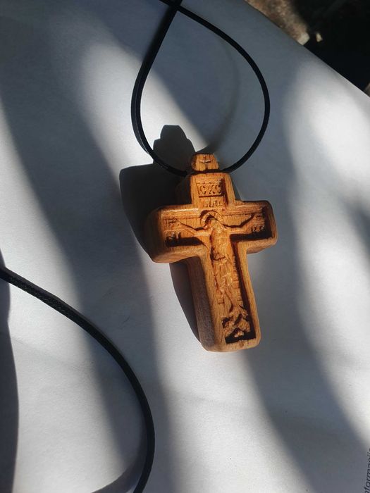 Cruci sculptate din lemn de fag 6x4 cm, finisate cu ceara de albine