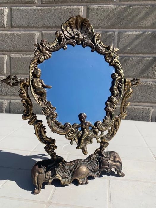 Oglinda de masa in stilul Baroc din bronz ,piesa cu o lucrătură de o foarte mare finete , dimensiuni 34 cm h cu 30
