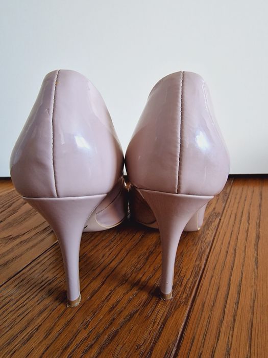 Pantofi piele lăcuită nude