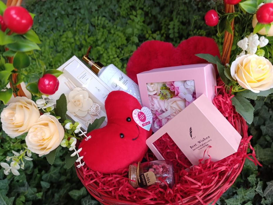 Подарочный бокс -корзинка с Пандорой браслетом для девушки