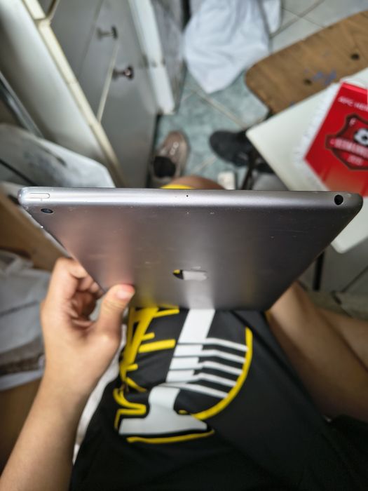 Vând iPad tableta la un preț negociabil
