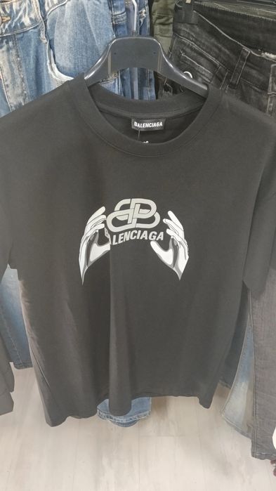 Продавам тениски на Баленсиага