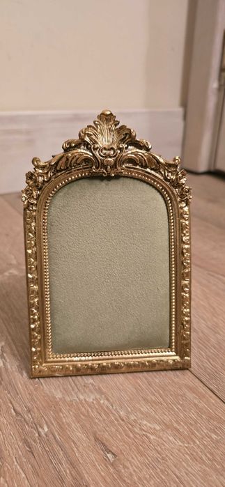 Изящна рамка за бижута, с кадифе.