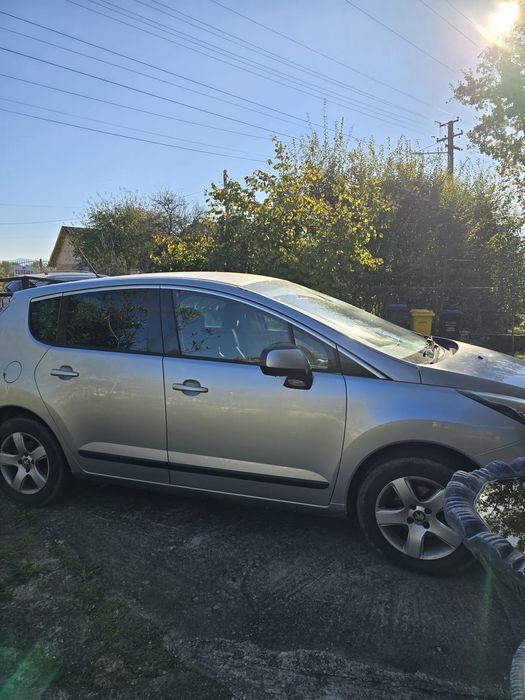 Vând Peugeout 3008