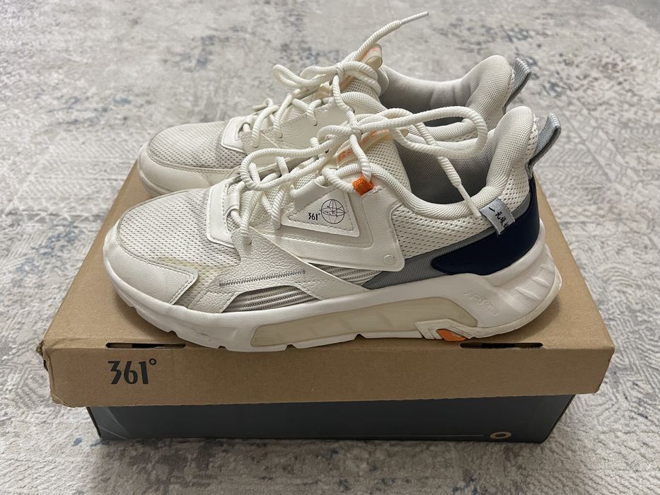 Легкие фирменные кроссовки