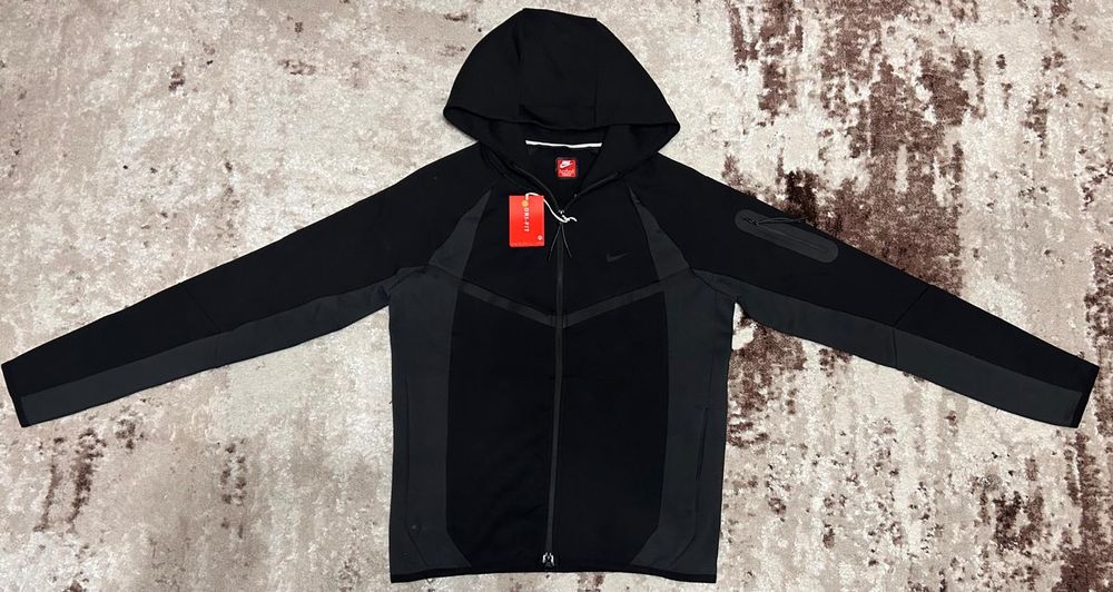 Vând compleu nou de barbati Nike Tech