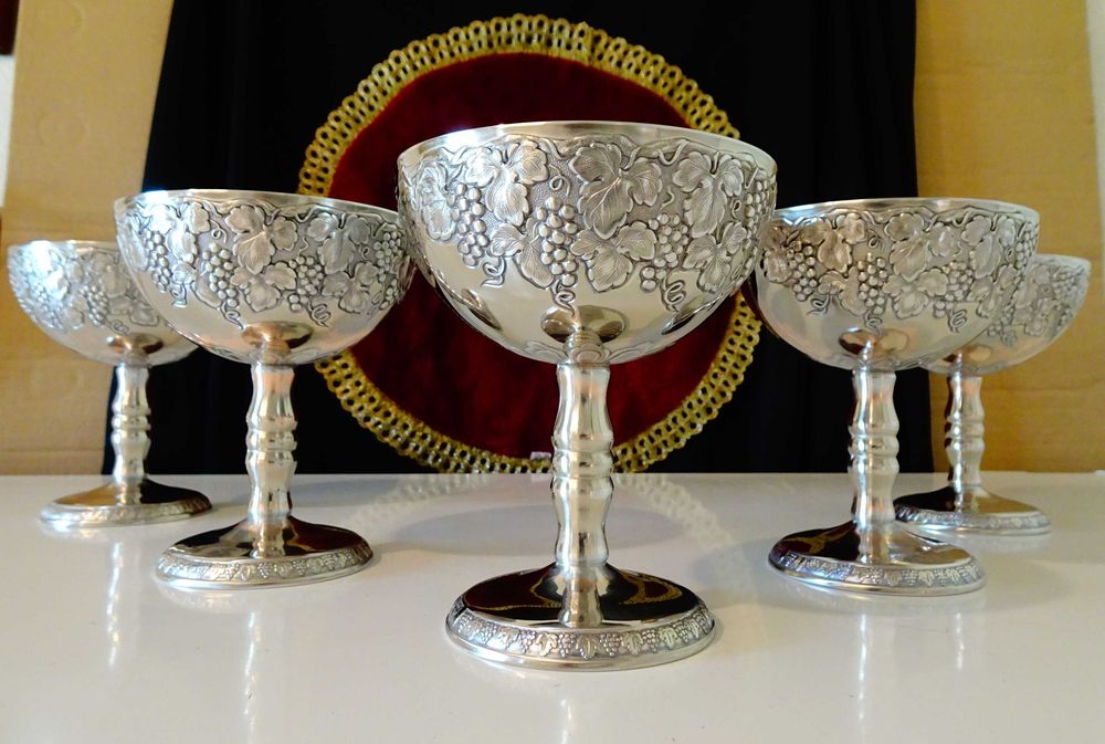 Посребрена медна чаша за вино,бокал,лози,грозде.