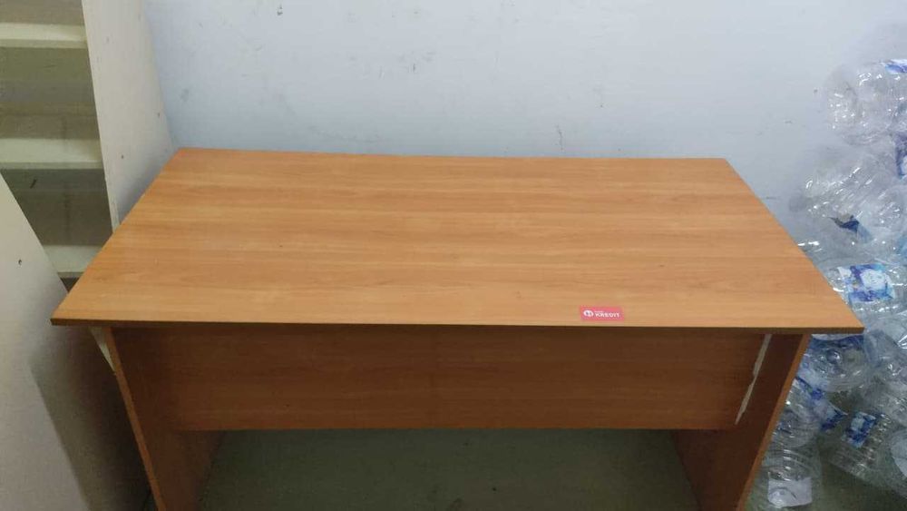 Продам витрину и стол, не дорого