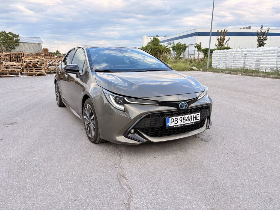 Toyota Corolla 2.0 Бензин Хибрид 184 кс / Bi-Tone