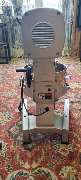 Продам миксер плонитарный 20 литров 220в