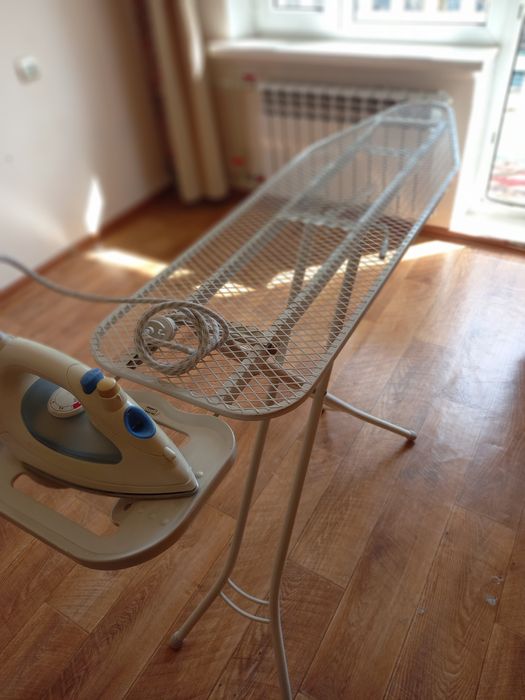 Гладильная доска с утюгом