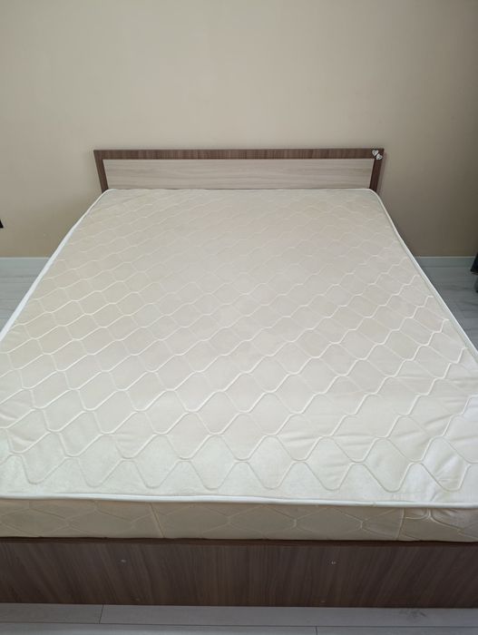 Продам кровать двуспальная. Размер 160 * 200. Матрас ооочень удобный.