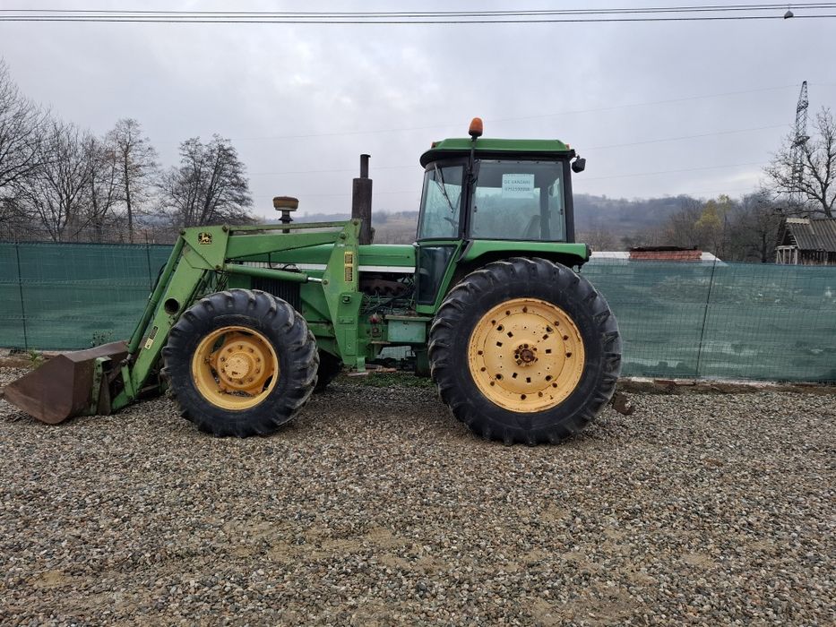 Tractor John Deere  120 cp 4x4 cu încărcător frontal